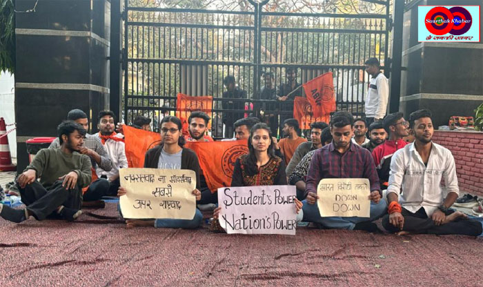 ABVP Delhi के कार्यकर्ताओं ने सहायक प्राध्यापक के खिलाफ खोला बड़ा मोर्चा