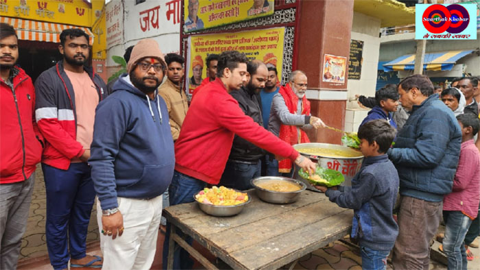 Shri Chaiti Durga Mandir की ओर से सेवा कार्य के तहत बांटा गया भोग, हर शनिवार को होता है यह काम